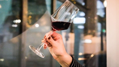 Kirsche, Beeren, Pflaume: Wer gerne rote Früchte mag, dürfte an Rotwein Gefallen finden.  (Foto: Ricarda Dieckmann/dpa-tmn)