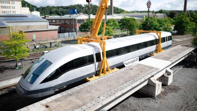 Das einstige Test- und Vorführfahrzeug wird im Eisenbahnmuseum in Bochum auf einem Stück Original-Fahrweg mitsamt riesiger Magneten ausgestellt. (Foto: Fabian Strauch/dpa/dpa-tmn)