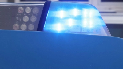 Unbekannte haben in Nürnberg Steine von einer Brücke auf die Autobahn 73 geworfen. (Symbolbild) (Foto: Bodo Schackow/dpa)