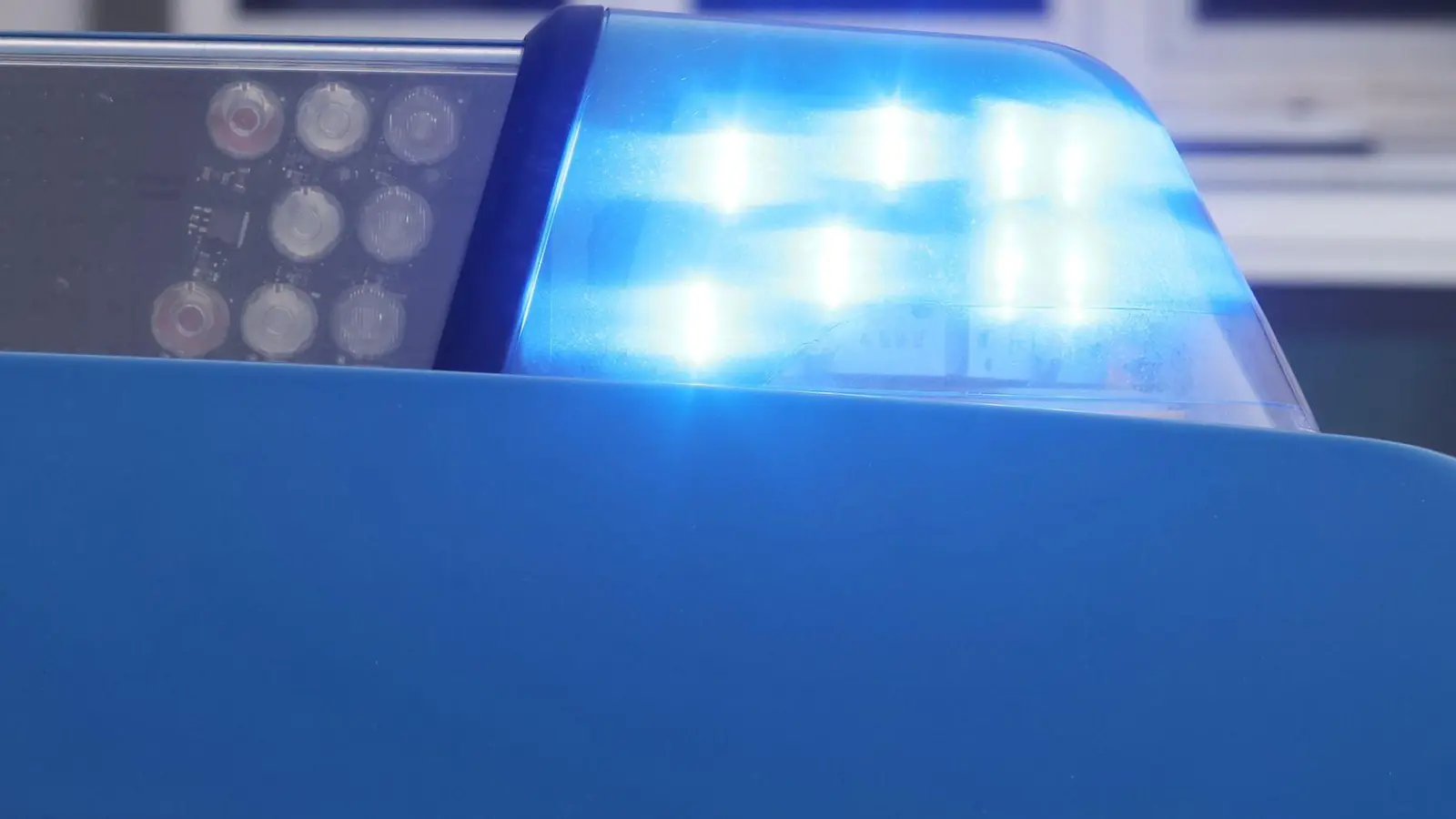 Unbekannte haben in Nürnberg Steine von einer Brücke auf die Autobahn 73 geworfen. (Symbolbild) (Foto: Bodo Schackow/dpa)