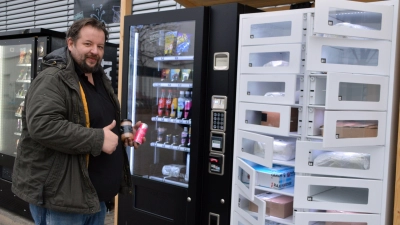 Thomas Preininger an seinen Automaten. Ob Energydrinks, Süßigkeiten oder Mystery-Pakete: An der Nürnberger Straße 3 in Uffenheim ist die Auswahl groß. (Foto: Johannes Zimmermann)