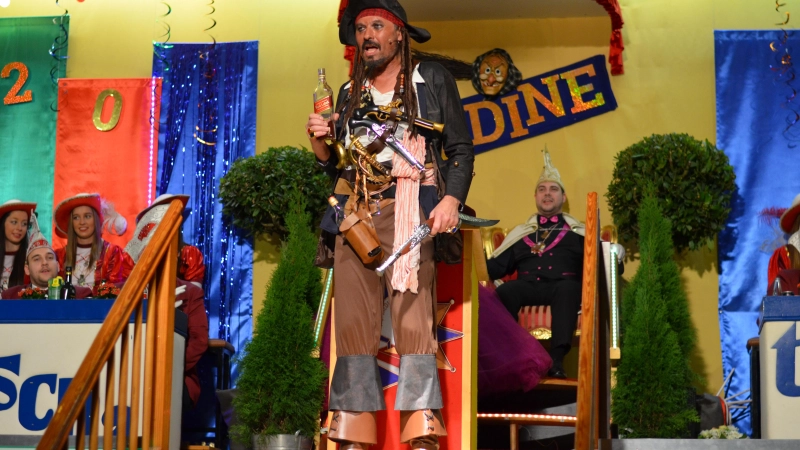 Ob im Narrenkostüm oder als Captain Jack Sparrow: Auf der Narrenbühne brachte Roger Rehn das Publikum in vielen Rollen zum Lachen. (Foto: Daniel Ganzer)