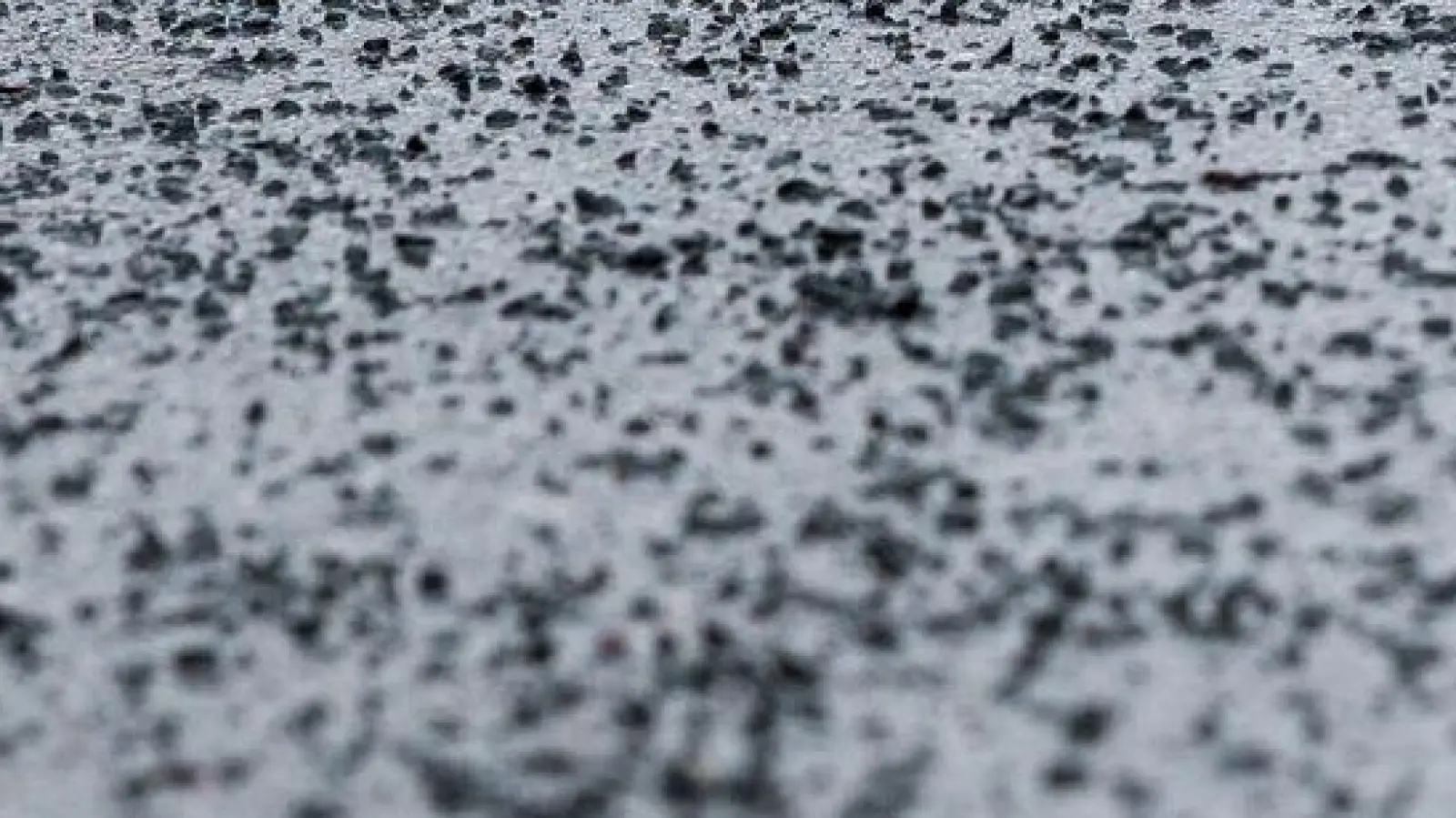 Es knirscht unter den Füßen: Nach dem Tauwetter liegt vielerorts noch Streugut auf den Gehwegen. (Foto: Daniel Vogl/dpa/dpa-tmn)