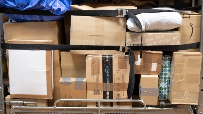 2025 wickelten die europäischen Zollämter rund sechs Milliarden Pakete von Onlinehändlern ab. (Symbolbild) (Foto: Sebastian Kahnert/dpa)