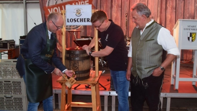 So richtig locker, flockig und entspannt sah der erste Fassanstich von Bürgermeister Thomas Schmitt (noch) nicht aus, aber immerhin wurde es nicht nass.  (Foto: Gerhard Krämer)