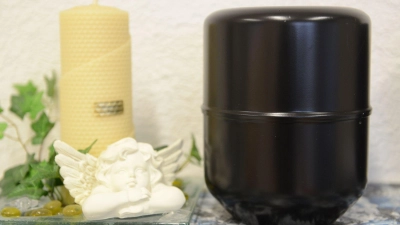 Ein Mann hat für die Rückgabe von mehr als 30 Urnen Lösegeld gefordert. (Symbolbild) (Foto: Patrick Seeger/dpa)