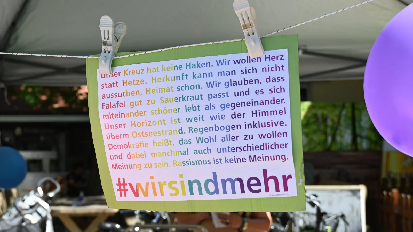„Wir sind mehr” ist bei den Gegenveranstaltungen immer wieder zu lesen. (Foto: Luca Paul)
