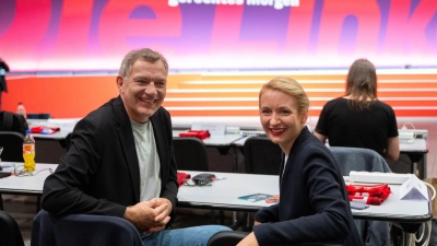 Jan van Aken und Ines Schwerdtner wollen die Linke aus der Krise führen. (Foto: Hendrik Schmidt/dpa)