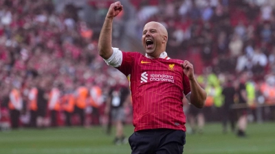 Mit dem Gewinn der Meisterschaft übertraf Liverpool-Trainer Arne Slot in seiner ersten Saison alle Erwartungen. (Foto: Jon Super/AP/dpa)