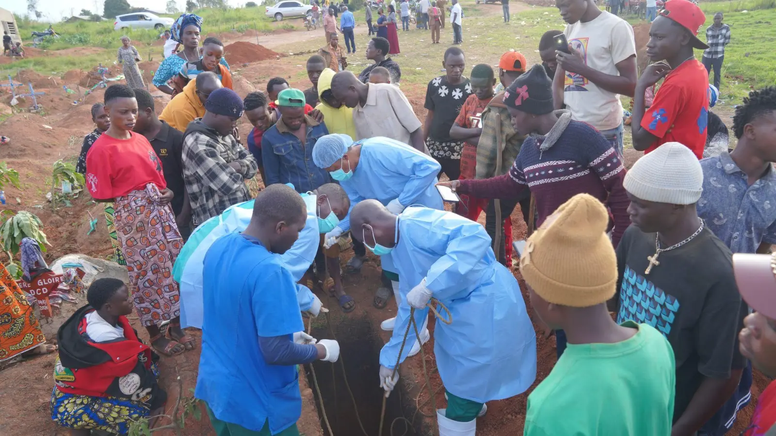Kinder sind durch das gefährliche Ebola-Fieber besonders hart betroffen. (Archivbild) (Foto: Dieudonne Dirole/AP/dpa)