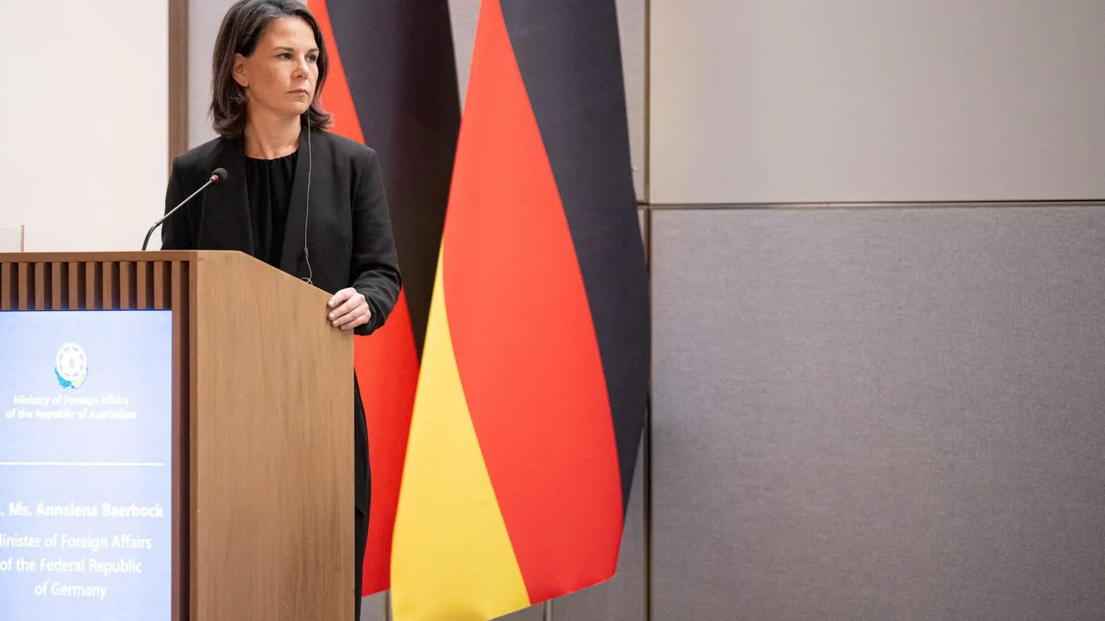 Bundesaußenministerin Annalena Baerbock gibt eine Pressekonferenz im aserbaidschanischen Außenministerium. (Foto: Hannes P. Albert/dpa)