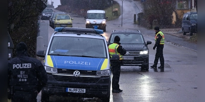 Genau eine Woche nach der Attacke hoffte die Polizei auf Hinweise von Autofahrern, die wie hier in der Weißenbronner Straße regelmäßig in der Nähe des Tatorts vorbeikommen. (Foto: Manfred Blendinger)