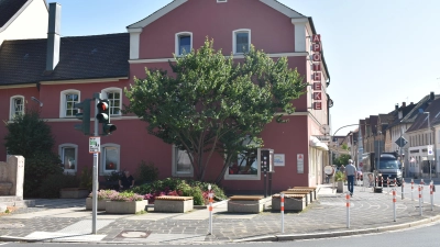 Die Sanierung der Gehwege in der Wilhelmstraße soll auf Seiten der Neuen Apotheke nur bis zu deren Hauswand erfolgen, beschloss der Gemeinderat mehrheitlich. (Foto: Ute Niephaus)