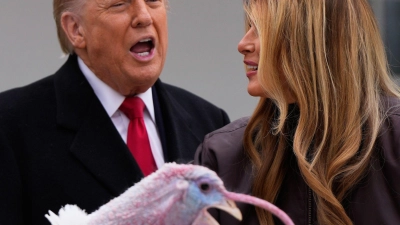 Trump begnadigt Truthahn vor Thanksgiving. (Foto: Julia Demaree Nikhinson/AP/dpa)