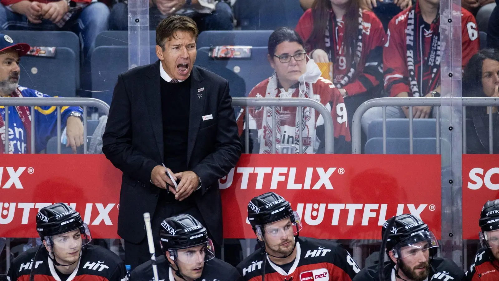 Haie-Trainer Uwe Krupp steht hinter der Kölner Bank. (Foto: Rolf Vennenbernd/dpa)