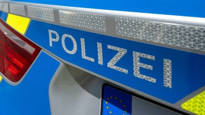 Am Dienstag suchten die Ermittler weitere Spuren in und um das Wohnheim.  (Foto: Stefan Puchner/dpa)