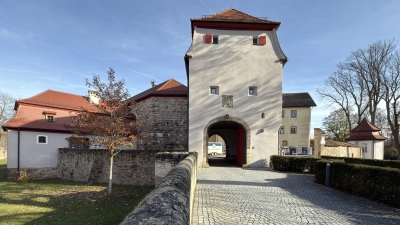 Jahrhundertelang war das Stadtschloss Sitz der Vogtes in Herrieden. Den Einzug der Verwaltung lehnte die CSU bislang ab. Nun ist wieder offen, wie und wann es mit der Sanierung weitergeht.  (Foto: Susanne Pöhlmann)