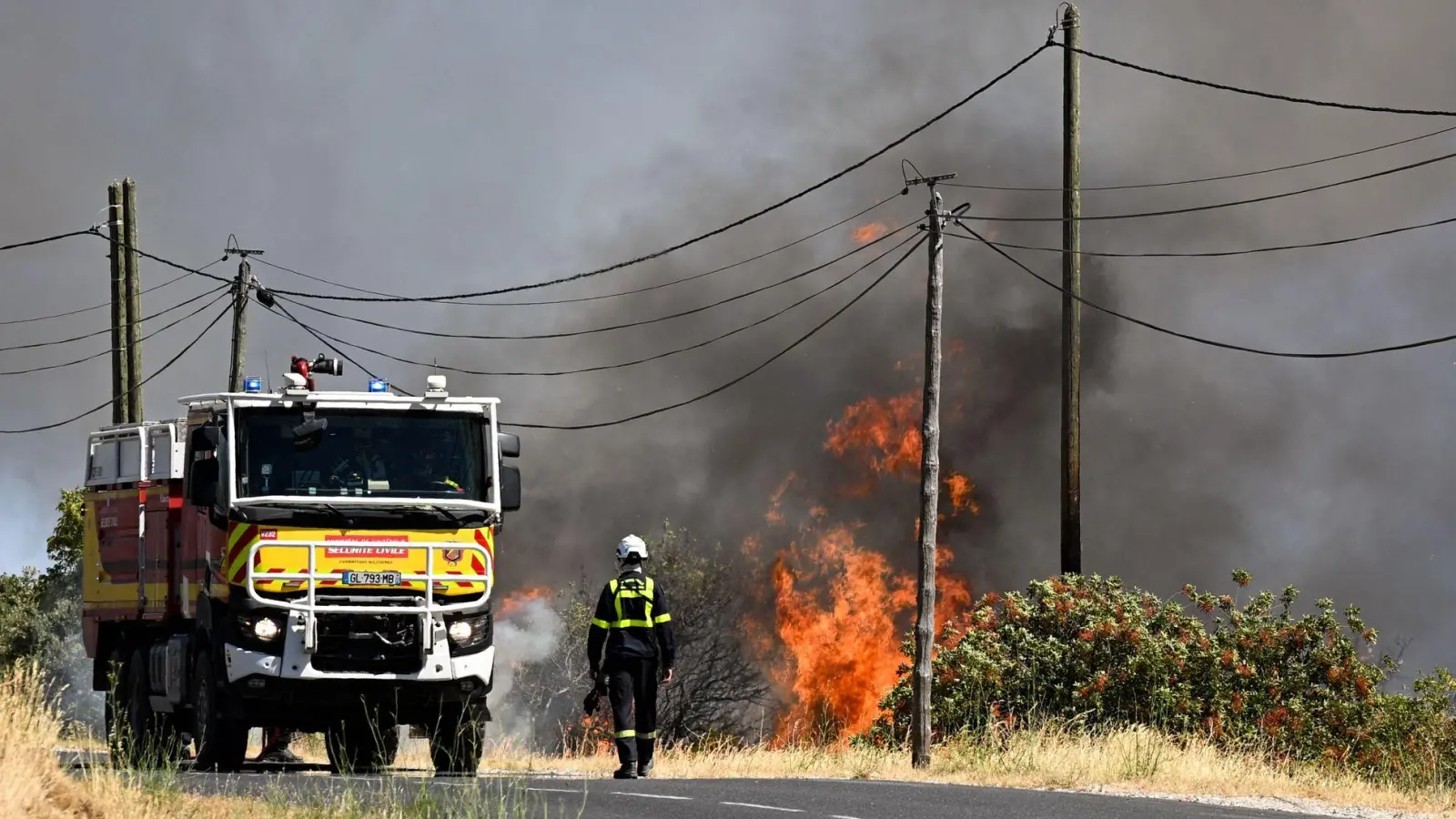 Die erneute Hitzewelle verschärft die Waldbrandgefahr in Frankreich. (Foto: Matthieu Rondel/AFP/dpa)