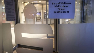 Ein Zettel mit der Aufschrift „Bis auf Weiteres bleibt diese Filiale geschlossen“ hängt am Eingang der Sparkassen-Filiale Gelsenkirchen-Buer. (Foto: Oliver Berg/dpa)