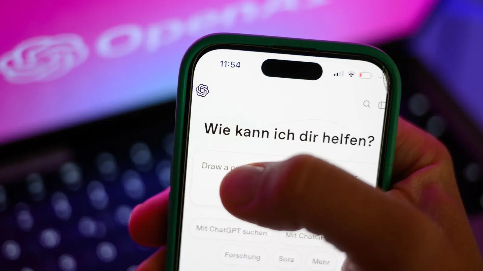 Zwischen Fortschritt und Verunsicherung: Der Einsatz neuer Technologien verändert klassische Jobprofile. (Foto: Hendrik Schmidt/dpa/dpa-tmn)