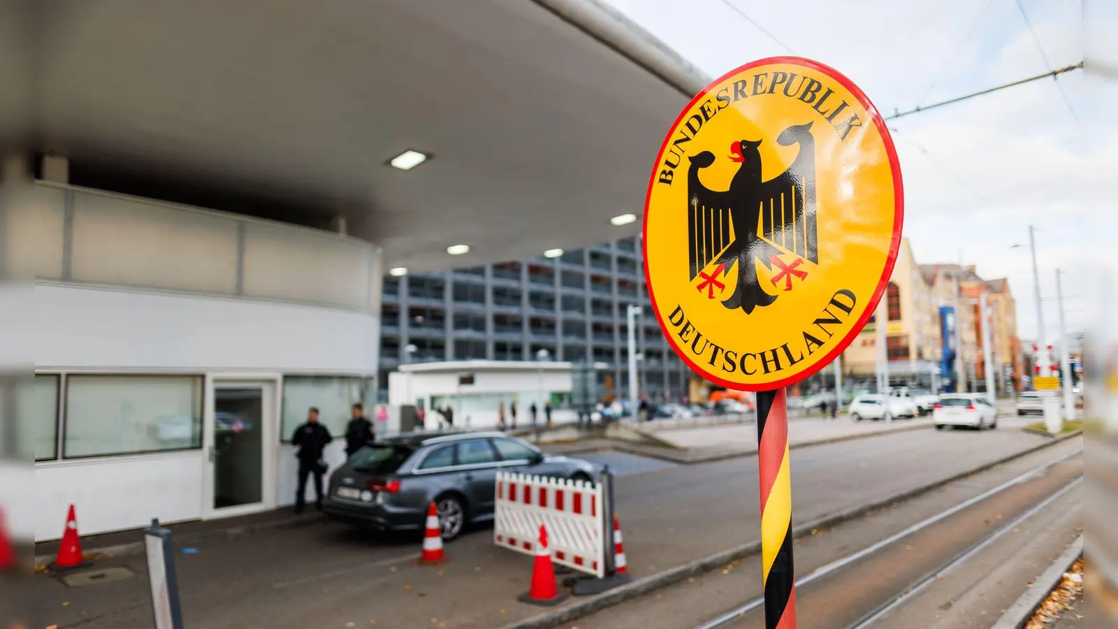 Bei den Durchsuchungen sei umfangreiches Beweismaterial sichergestellt worden, hieß es. (Symbolbild) (Foto: Philipp von Ditfurth/dpa)