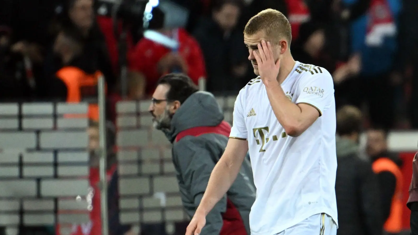 Bayern-Verteidiger Matthijs de Ligt verlässt nach der Niederlage in Leverkusen enttäuscht den Platz. (Foto: Federico Gambarini/dpa)