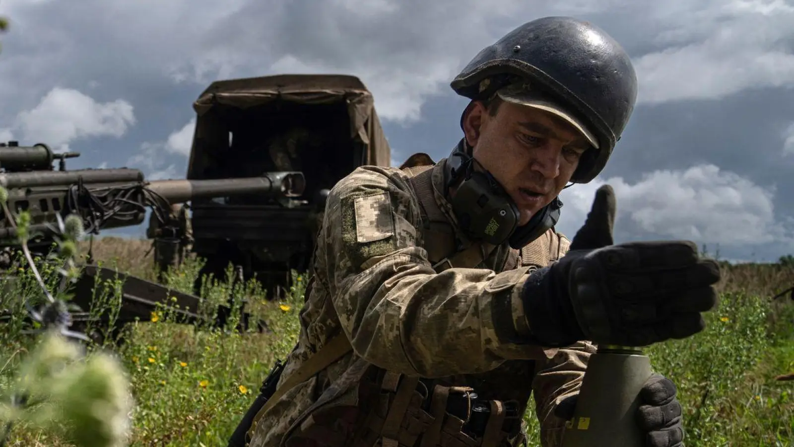 An der russisch-ukrainischen Grenze zwischen den Städten Belgorod und Charkiw spitzt sich die Lage durch andauernden wechselseitigen Beschuss zu. (Foto: Evgeniy Maloletka/AP/dpa)