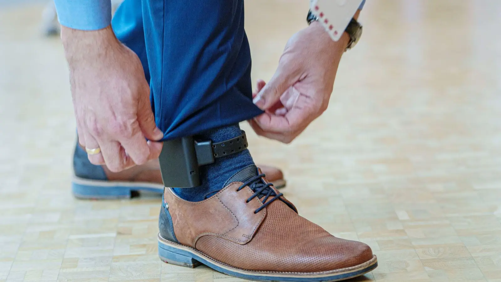 Die elektronische Fußfessel soll bei gewalttätigen Ex-Partnern oder Angehörigen ein Signal senden, wenn sich der Täter - bewusst oder unbewusst - dem Opfer nähert. (Symbolbild) (Foto: Andreas Arnold/dpa)
