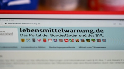 Das Internetportal lebensmittelwarnung.de ist auf einem Tablet aufgerufen. (Foto: Jens Kalaene/dpa/Illustration)