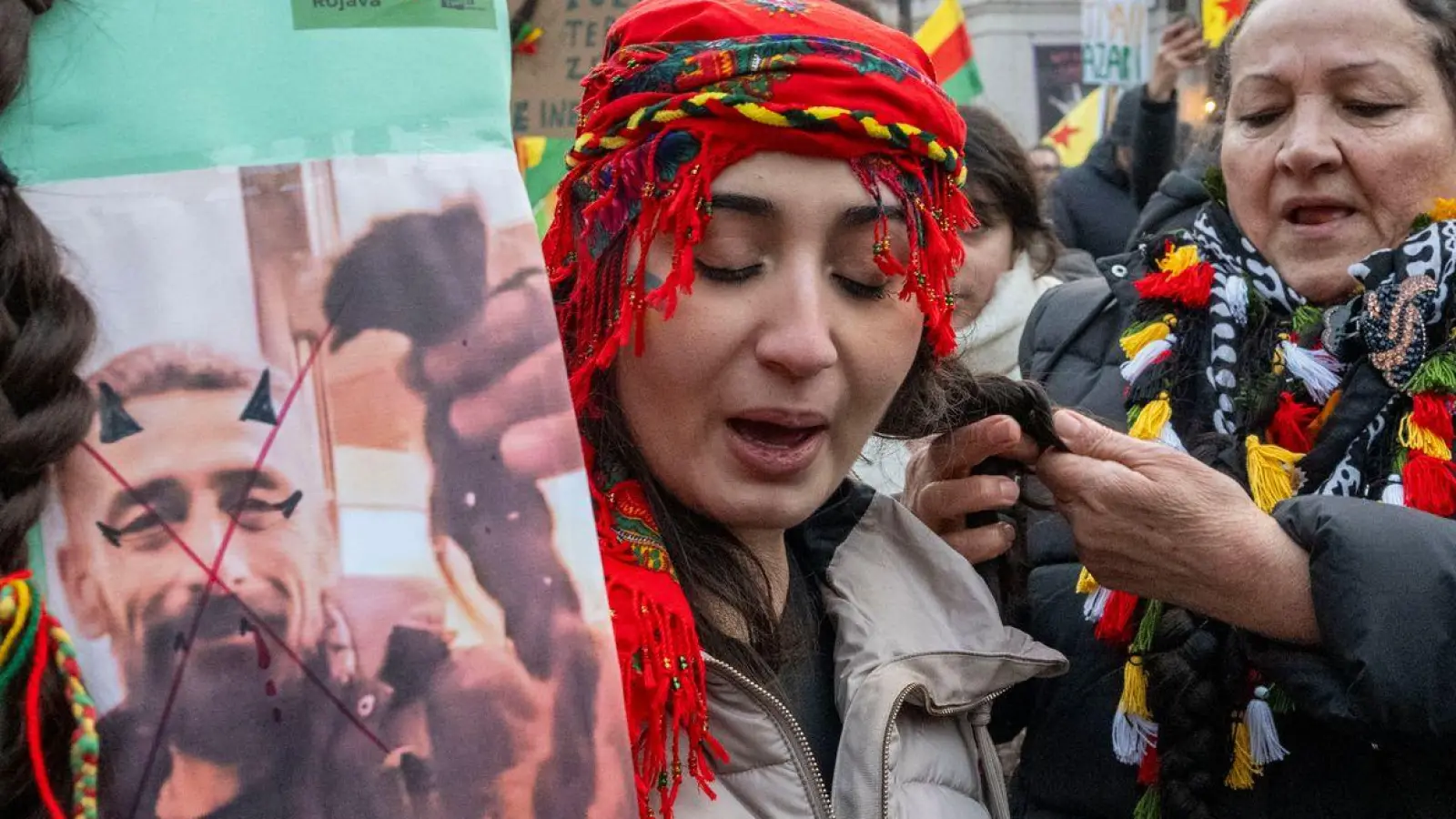 Mehrere tausend Menschen demonstrieren in Nürnberg und München gegen das Vorrücken syrischer Truppen in Nordsyrien. (Foto: Stefan Puchner/dpa)