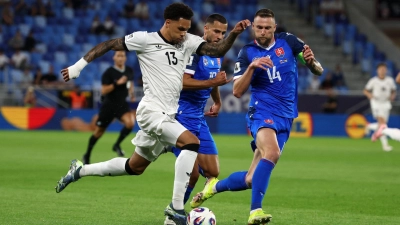 Nnamdi Collins (l) konnte bei seinem Debüt nicht liefern. (Foto: Christian Charisius/dpa)