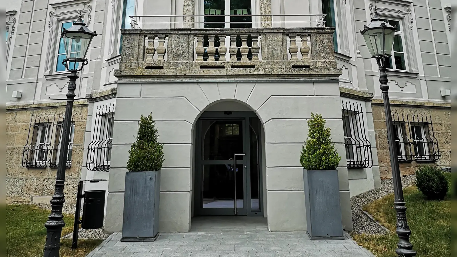 Der Eingang der Villa Roth in Schilingsfürst. In dem der Verwaltungsgemeinschaft gehörenden Gebäude tagt auch der Stadtrat, dessen künftige Zusammensetzung feststeht. (Archivbild: Jürgen Binder)