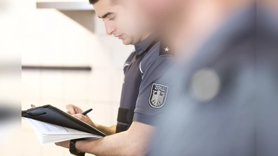 Der Zoll war bei einer bundesweiten Razzia gegen Schwarzarbeit auch in Ansbach und Rothenburg unterwegs. (Symbolbild: Zoll)
