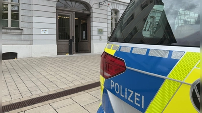Viel Polizei gab es zum Prozessauftakt am Ansbacher Amtsgericht. Vier Angeklagte wurden aus der Untersuchungshaft gebracht. (Foto: Manfred Blendinger)
