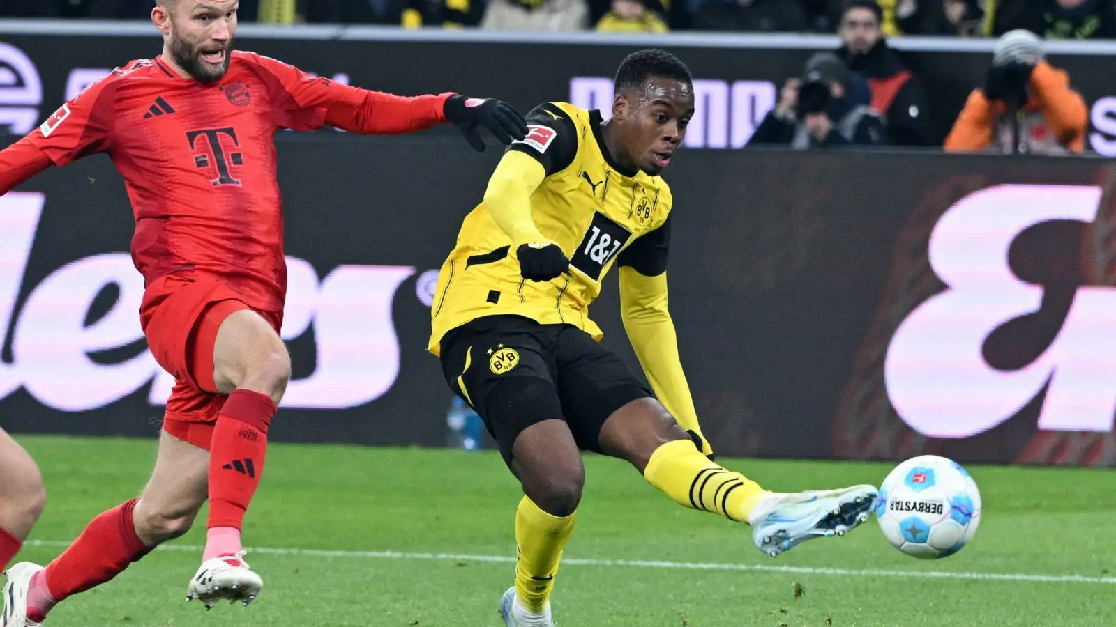 Jamie Gittens (r) war bislang Gegner des FC Bayern wie hier, als er im vergangenen Dezember in München zum 1:0 für Dortmund traf. (Foto: Federico Gambarini/dpa)