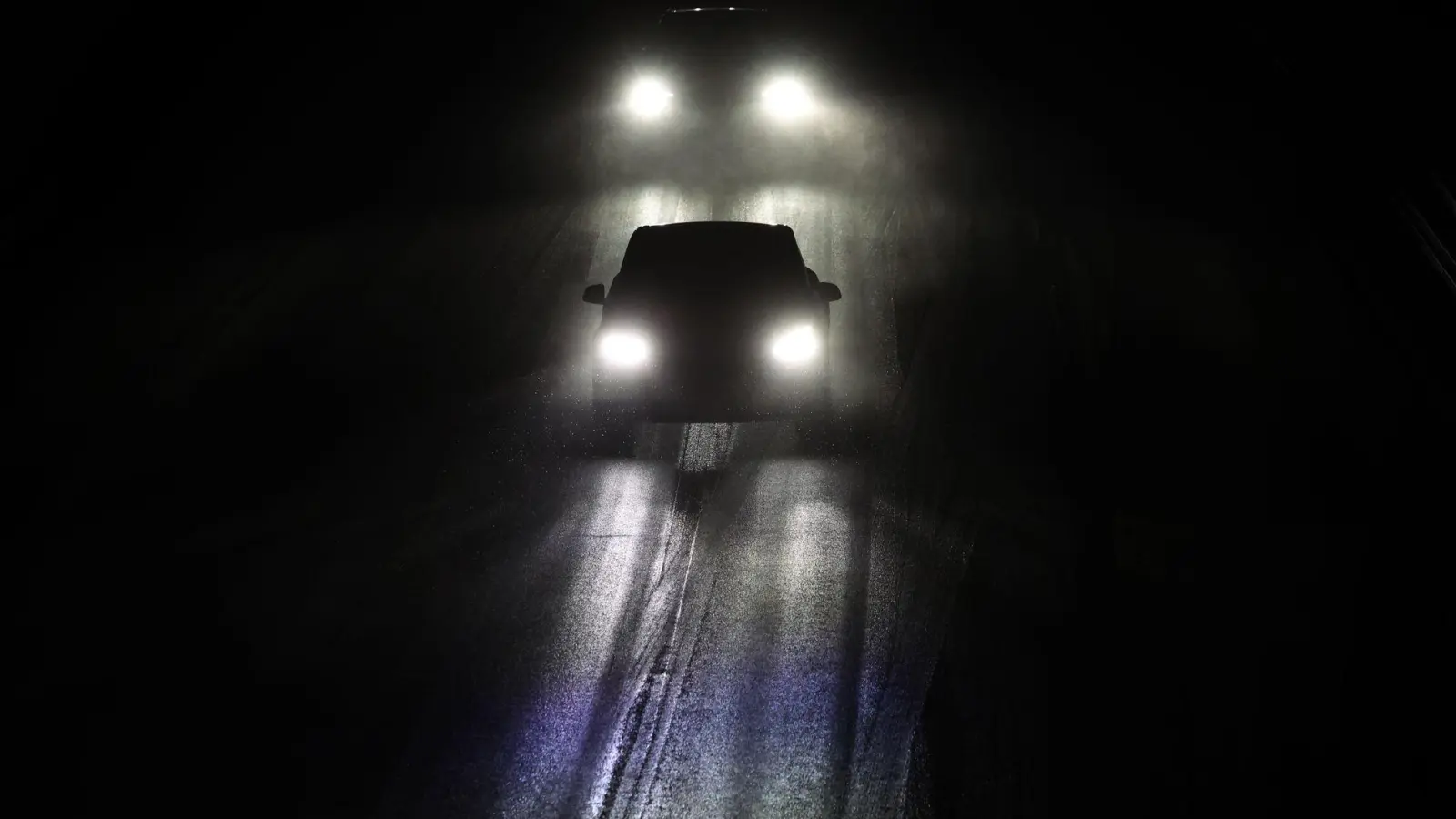 Autos am Donnerstagabend auf der Autobahn A96 in Schwaben. (Foto: Karl-Josef Hildenbrand/dpa)