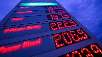 Spritpreise leuchten auf der Anzeigetafel einer Tankstelle. (Foto: Julian Stratenschulte/dpa)