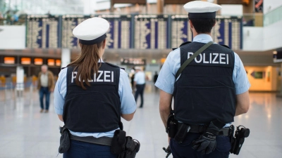 Nach einem Hinweis aus der Schweiz hat die Bundespolizei am Münchner Flughafen bei der Einreise einen wegen Millionenbetrugs international gesuchten Passagier festgenommen. (Symbolbild) (Foto: picture alliance / dpa)