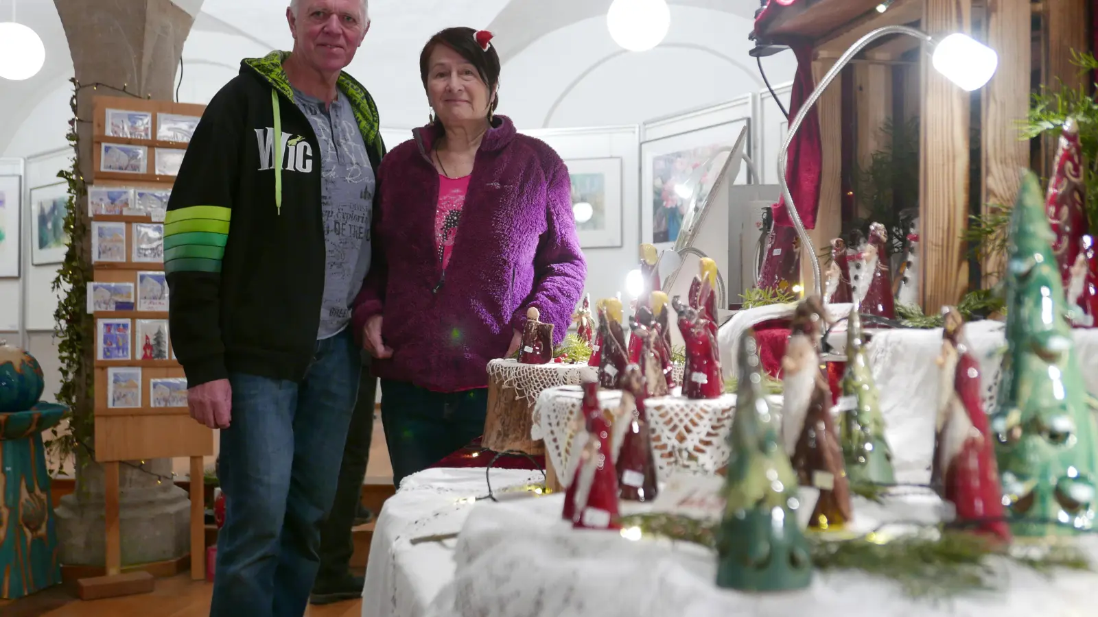 Die Organisatoren des Kunsthandwerkermarktes im Konzertsaal im Spitalhof, Friedrich und Chris Moninger, zeigen sich hinter den weihnachtlichen Glückswichteln. (Foto: Roman Kocholl)