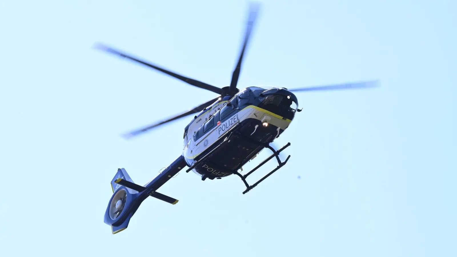 Bei der Suche nach dem Mann stieg auch ein Polizeihubschrauber auf. (Foto: Felix Hörhager/dpa)