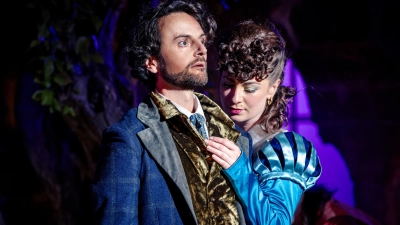 An sich bringt Sherlock Holmes nichts aus der Fassung. Bei Irene Adler ist das dann doch ein wenig anders – eine Szene mit Johann Anzenberger und Kirsten Schneider. (Foto: Nicole Brühl)