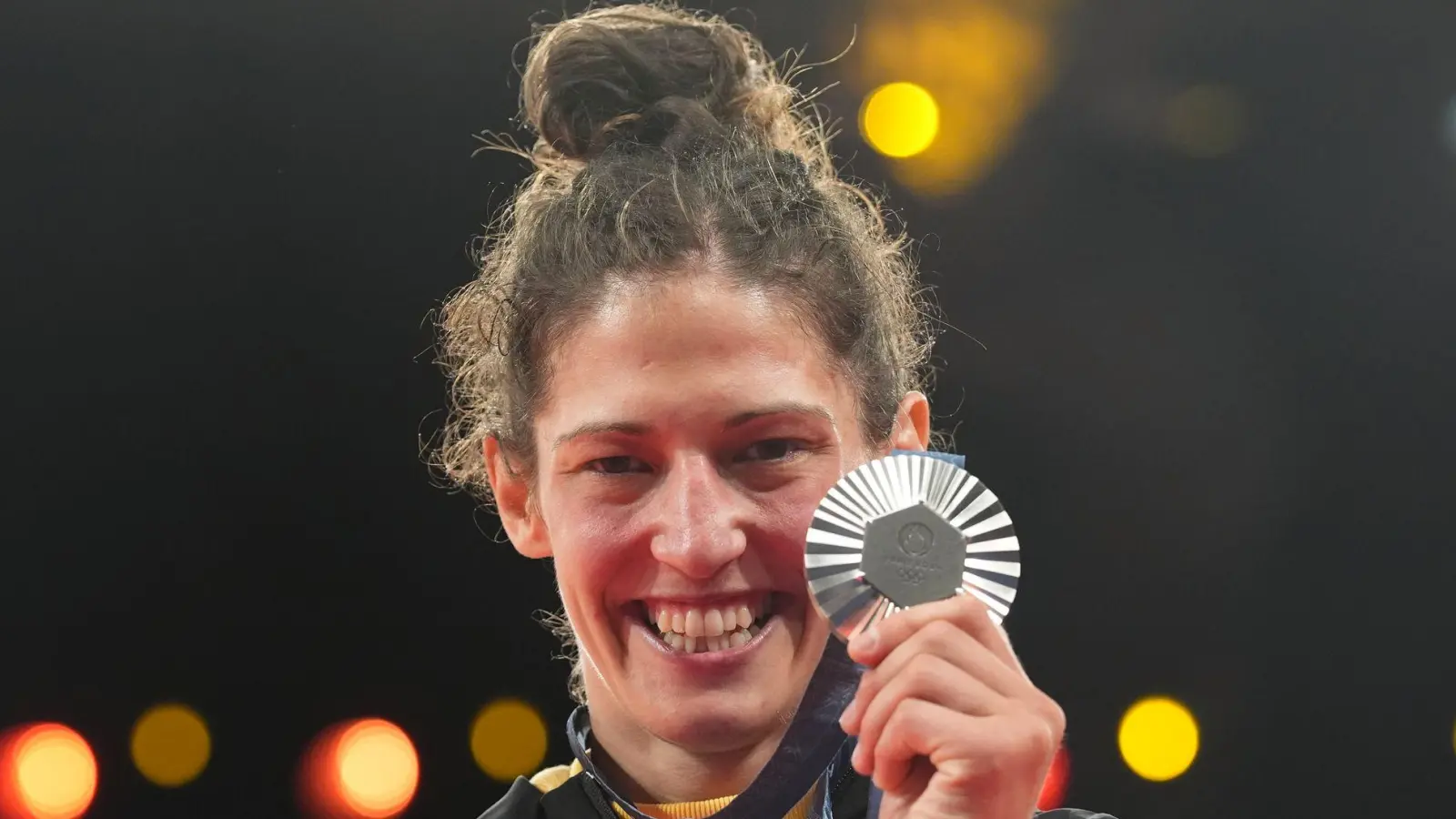 Mit der Silbermedaille um den Hals konnte Miriam Butkereit wieder lächeln. (Foto: Marcus Brandt/dpa)