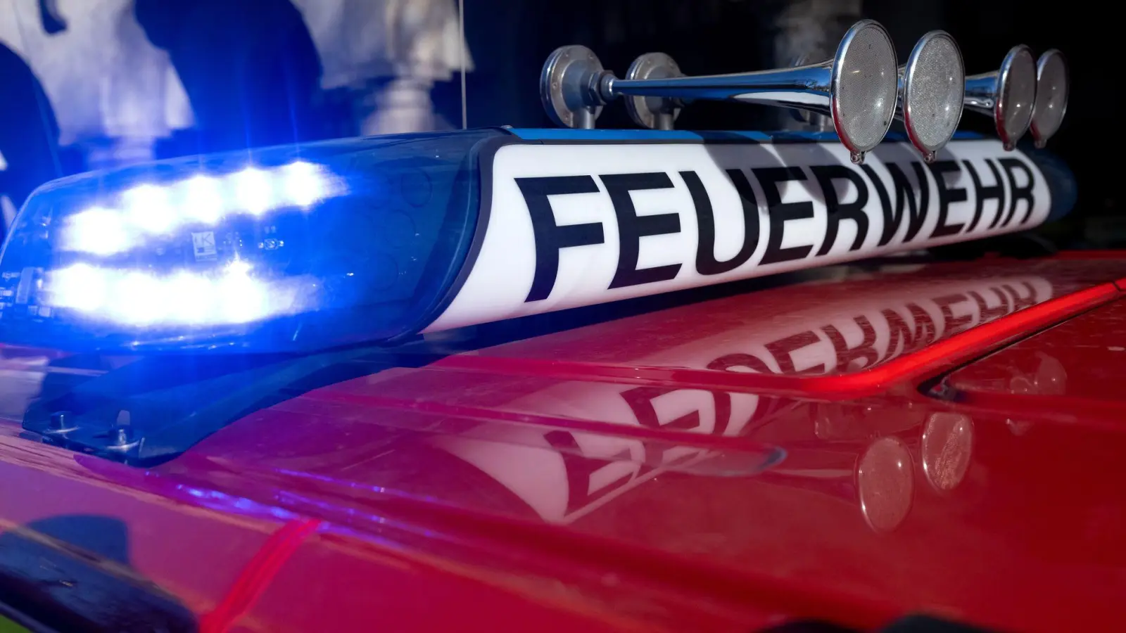 Bei einem Feuer sind zwei Bewohner eines Einfamilienhauses verletzt worden. (Symbolbild) (Foto: Sven Hoppe/dpa)