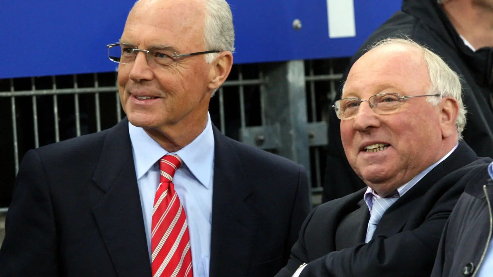 Franz Beckenbauer und Uwe Seeler spielten unter anderem bei den WM-Turnieren 1966 und 1970 zusammen. (Foto: Kay Nietfeld/dpa/Archivbild)