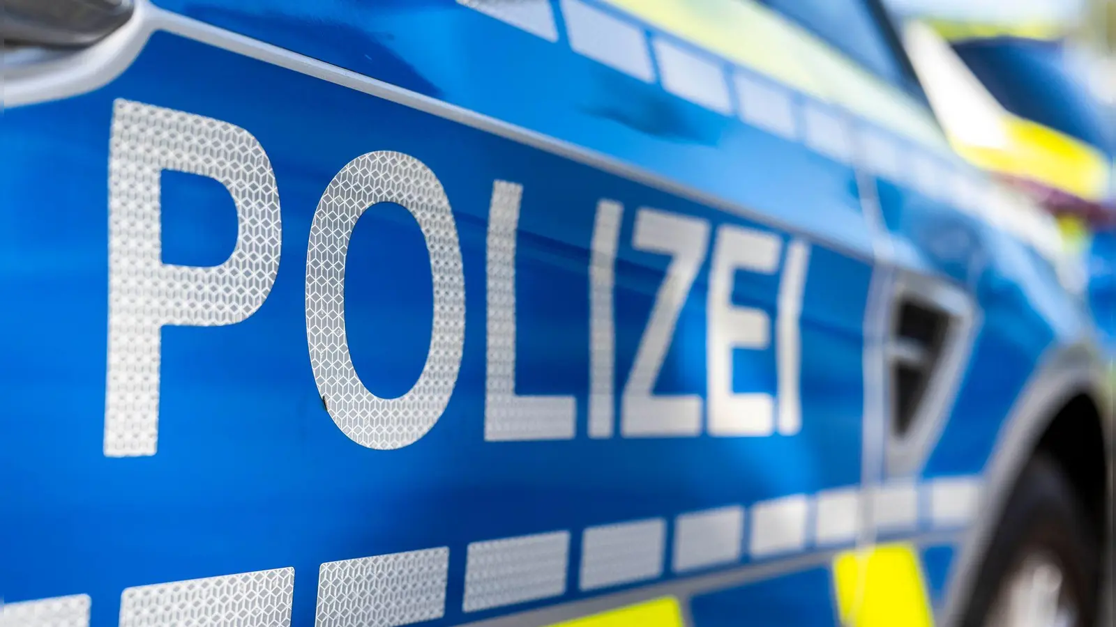 Ein Unfall bei Röckingen beschäftigte die Polizei am Mittwoch (Symbolbild: David Inderlied/dpa)