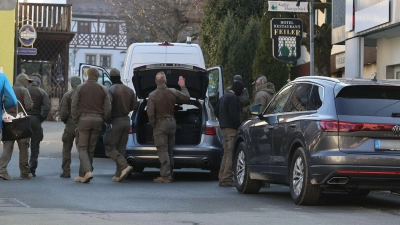 Der zwölfjährige Sohn rief die Polizei, weil sein Vater mit einem Messer bedroht wurde. (Foto: Daniel Löb/dpa)