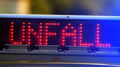 Der Autofahrer wird bei dem Unfall nicht verletzt. (Symbolbild) (Foto: Stefan Puchner/dpa)