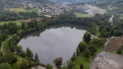 Die vermisste Frau aus Pommelsbrunn wird nun im Happurger Baggersee gesucht. (Foto: Haubner/vifogra/dpa)