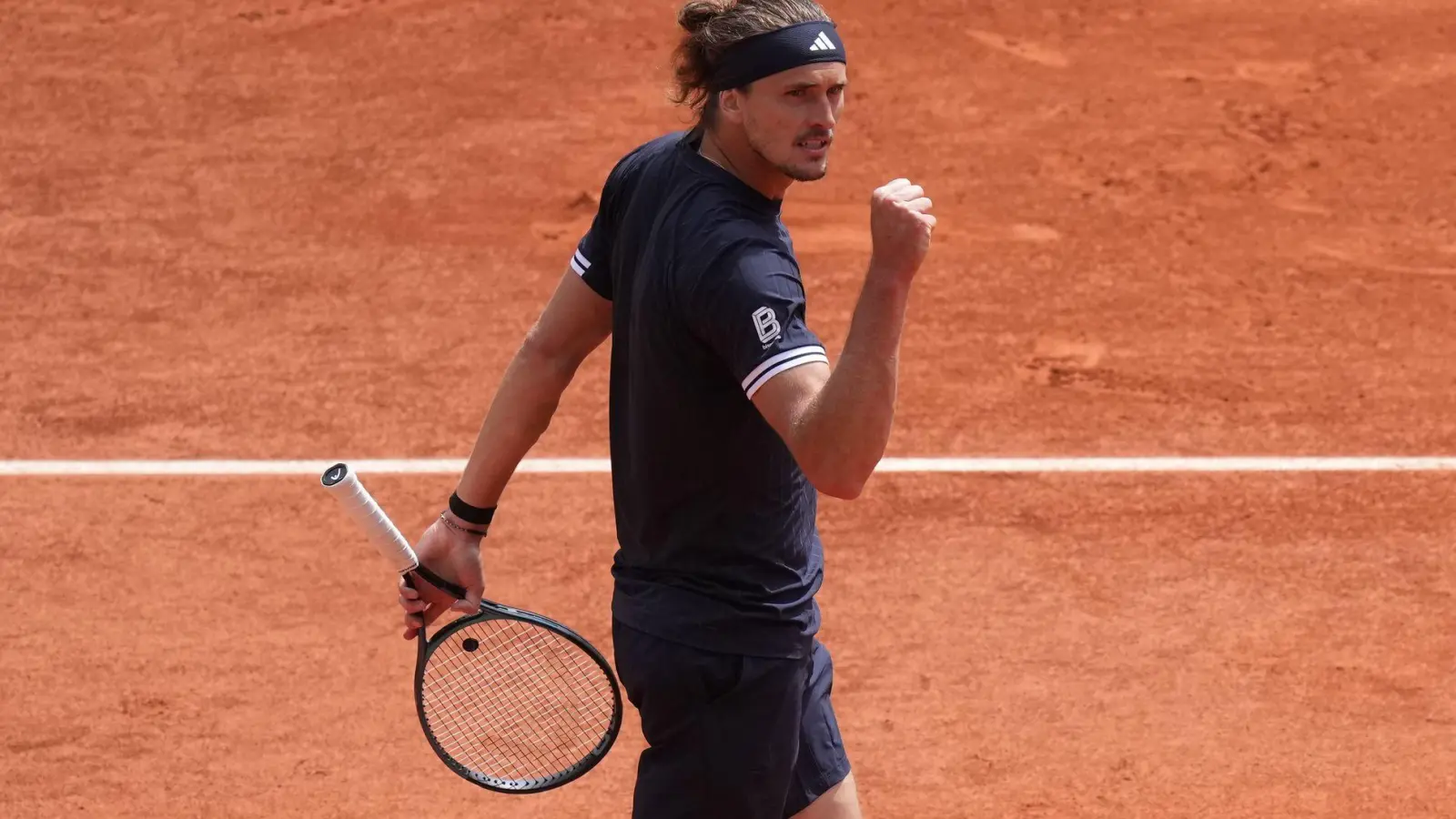 Jubelt über einen Punktgewinn: Alexander Zverev. (Foto: Thibault Camus/AP/dpa)