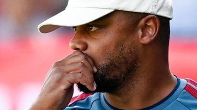Setzte auf eine junge Startelf: Bayern-Trainer Vincent Kompany (Foto: Uwe Anspach/dpa)